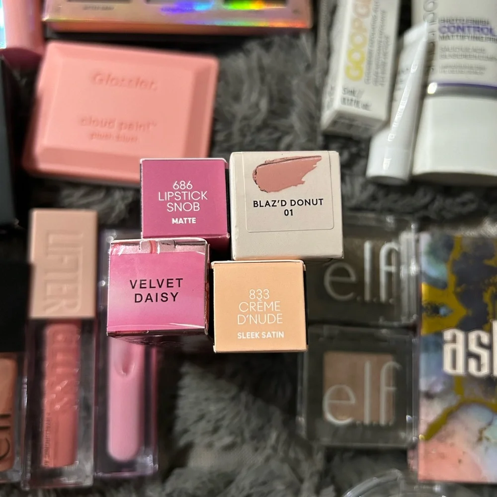 36pc Makeup lot - Picture 7 of 10